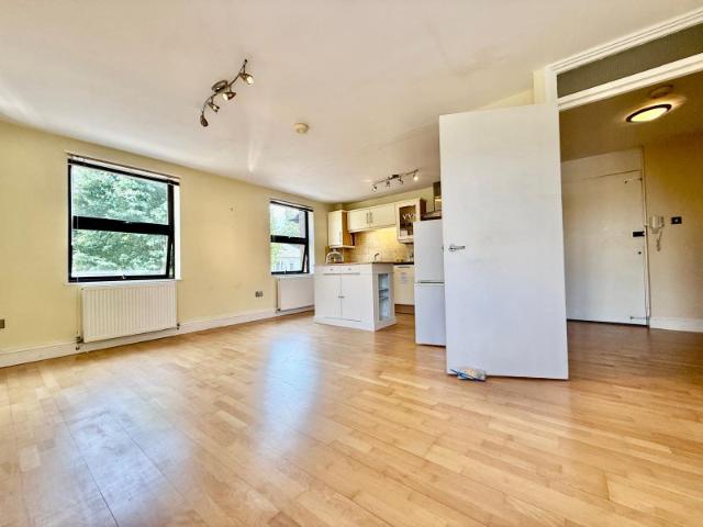 Apartment for rent in Brondesbury, Greater London