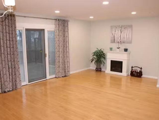 Condo for rent in Brick