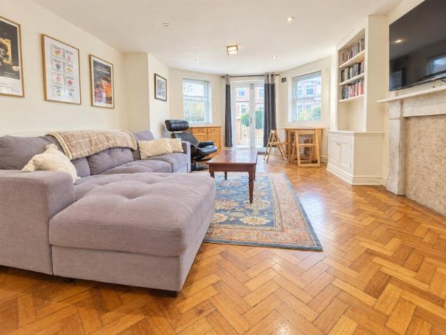 Apartment for rent in Ferme Park, Greater London