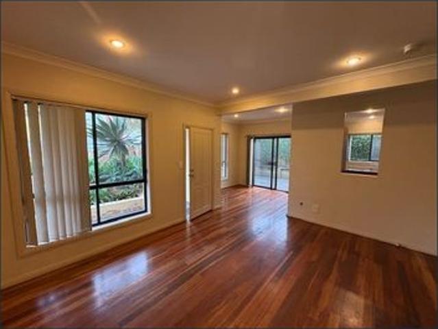 Townhouse for rent in Wollongong West, New South Wales