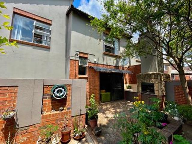 Townhouse for sale in Krugersdorp, Mogale City Local Municipality