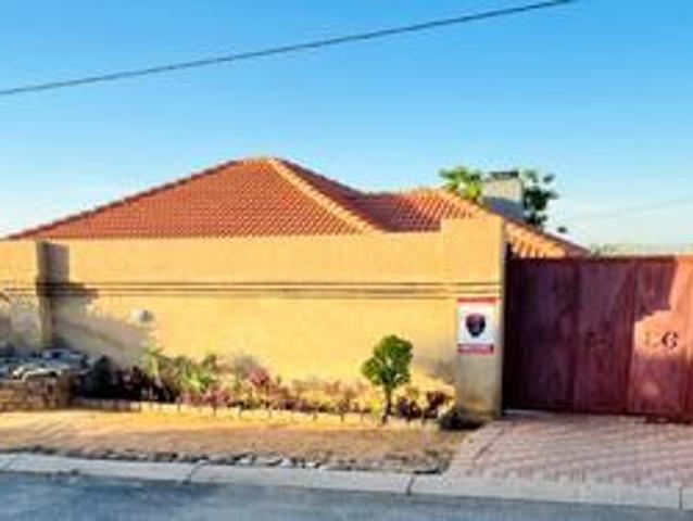 House for sale in Roodepoort, City of Johannesburg Metropolitan Municipality