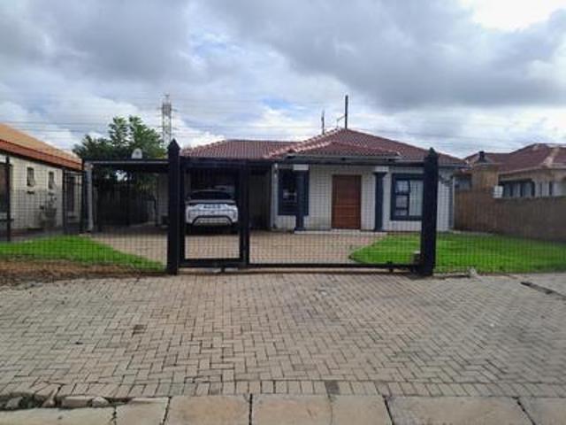 House for sale in Akasia, Gauteng