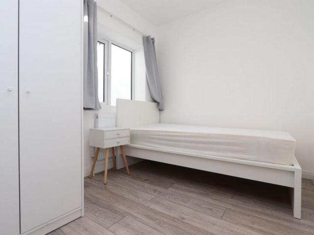 Room for rent in Clayhall, Greater London