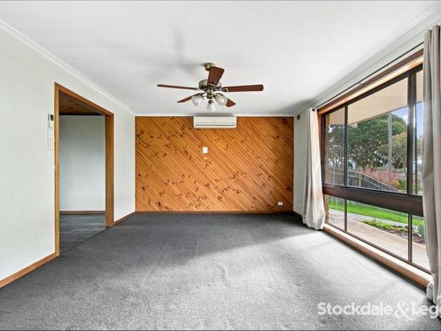 House for rent in Churchill, Victoria