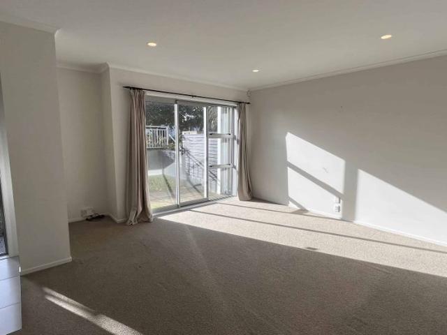House for rent in Paremoremo, Oroua County