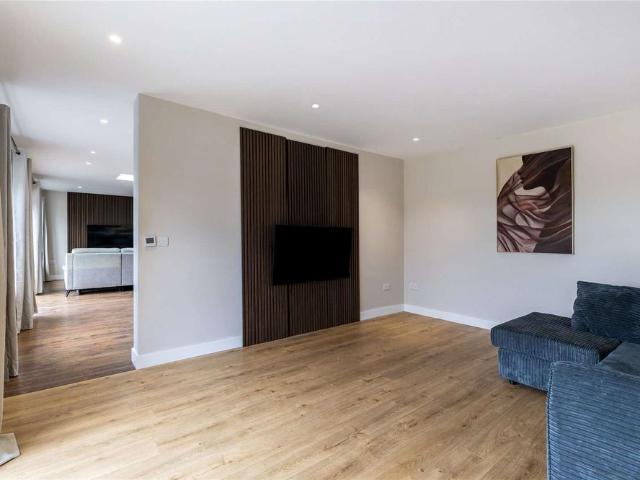 House for rent in Hatching Green, Five Acres