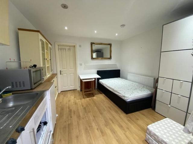 Studio for rent in London Borough of Ealing, Greater London