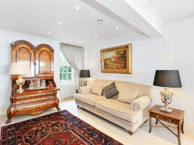 Townhouse for rent in Marylebone, Greater London
