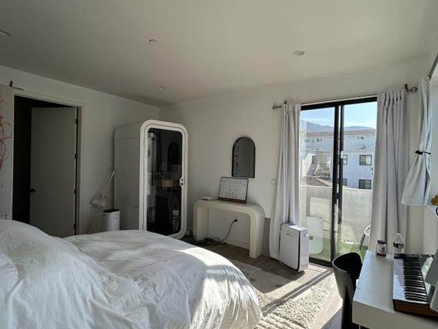 Room for rent in Canoga Park, California