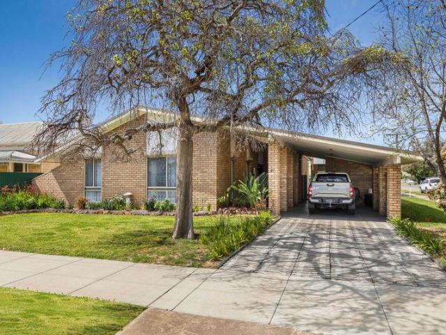 Cottage for sale in Charlton, Victoria