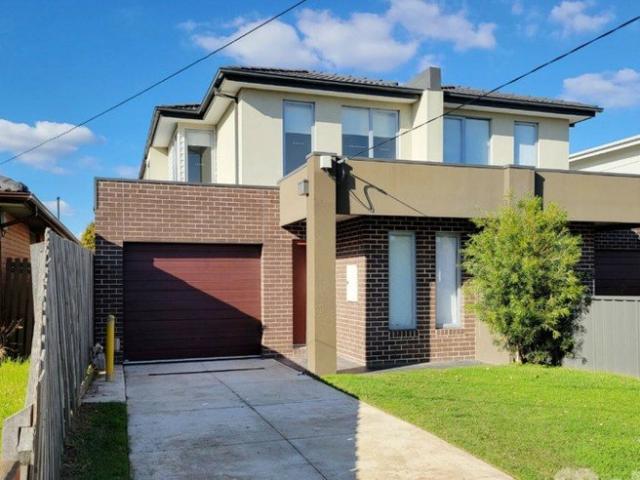 Townhouse for rent in Avondale Heights, Melbourne