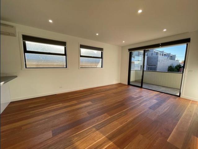 Townhouse for rent in Aberfeldie, Melbourne