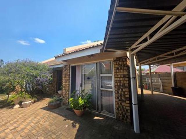 Townhouse for sale in Mohlakeng, Gauteng