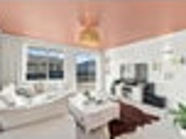 Townhouse for sale in Chaslands, Canterbury