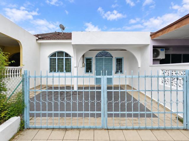 Terraced House for sale in Malaka