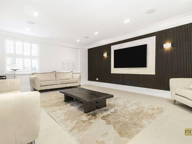 House for rent in Hadley Wood, Greater London
