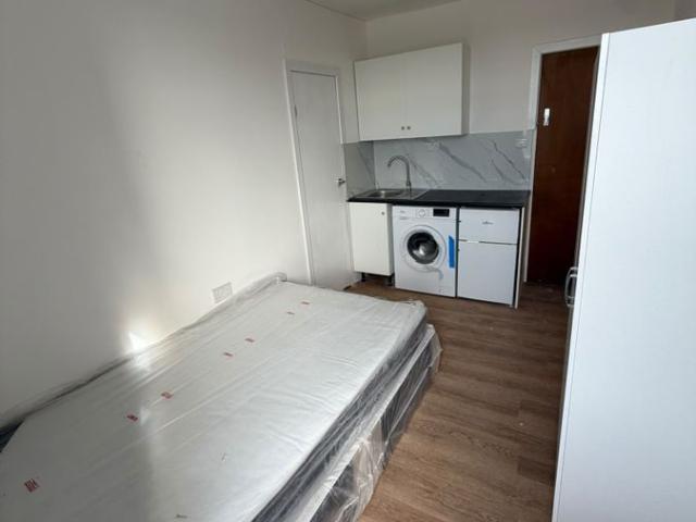 Studio for rent in London Borough of Croydon, Greater London