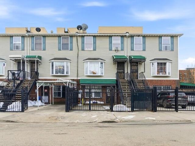 House for sale in The Bronx, Arverne