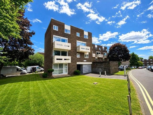Apartment for rent in Horsell, Woking