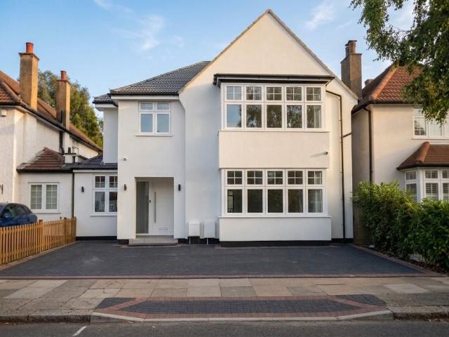 Apartment for rent in The Hale, Greater London