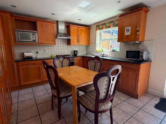 House for rent in Summerstown, Greater London