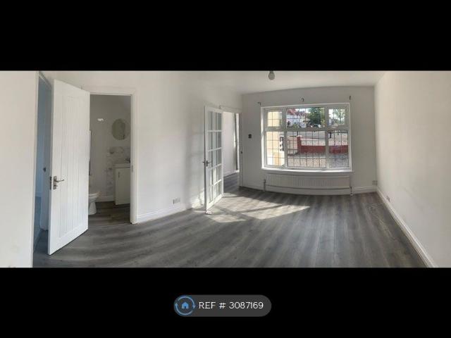 House for rent in Stonecot, Greater London