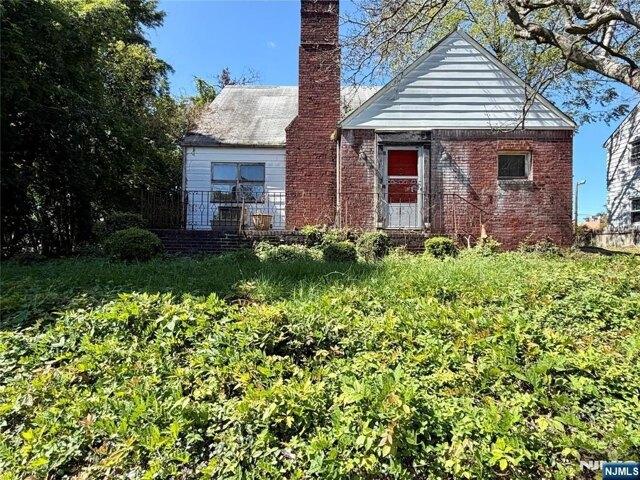 House for sale in Bergenfield, New Jersey