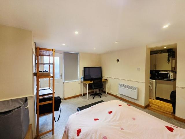 Studio for rent in Burley, Leeds