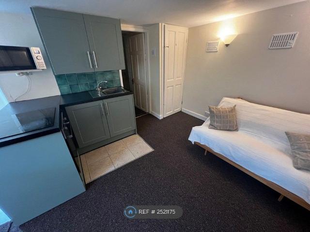 Studio for rent in Burley, West Yorkshire