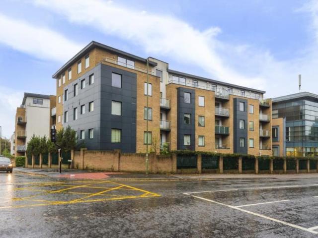 Apartment for rent in Heol-las, Surrey
