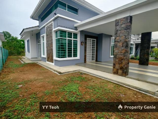 Bungalow for sale in Malaka