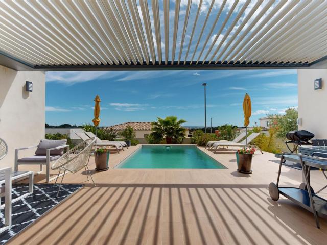 Maison vente à Nîmes, Écusson
