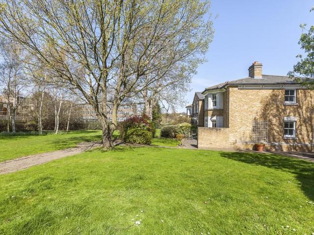 Apartment for rent in Mercator Estate, Greater London