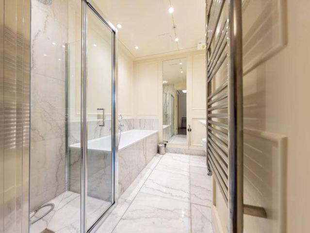 Townhouse for rent in London, Chalk Farm