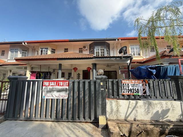 Terraced House for sale in Malaka