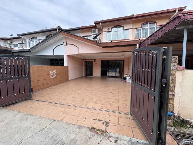 Terraced House for sale in Malaka