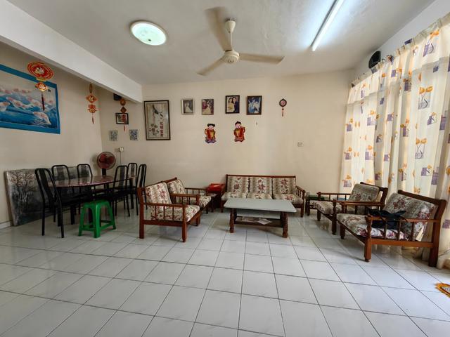 Terraced House for sale in Malaka