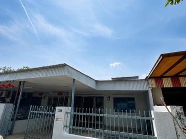 Terraced House for sale in Malaka