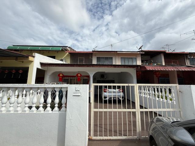 Terraced House for sale in Malaka