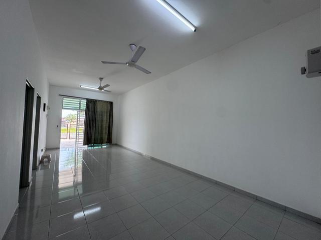 Terraced House for sale in Malaka