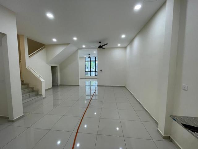 Terraced House for sale in Malaka