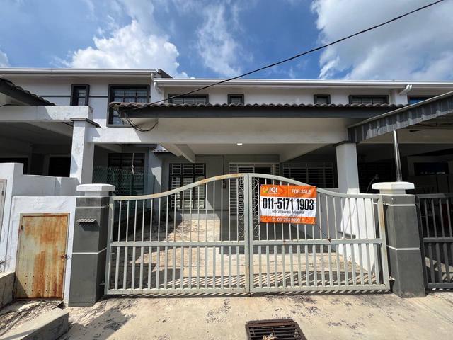 Terraced House for sale in Malaka