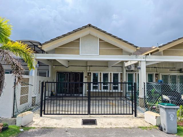 Terraced House for sale in Malaka