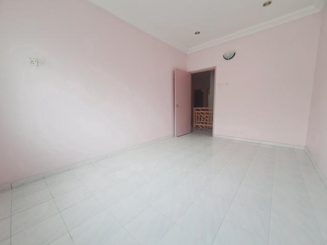 Terraced House for sale in Malaka