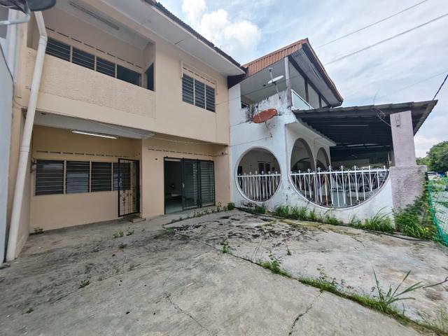 Terraced House for sale in Malaka