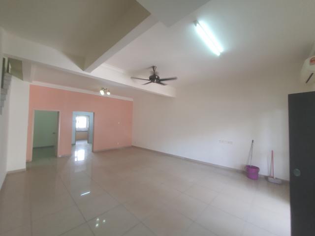Terraced House for sale in Malaka