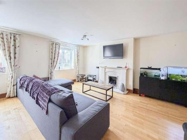 Townhouse for rent in Crumbles, Eastbourne