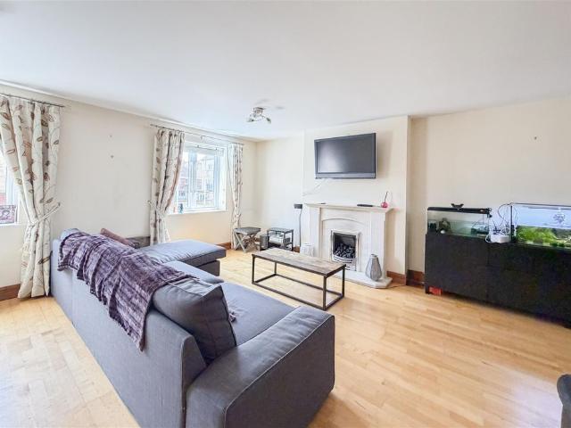 Townhouse for rent in Crumbles, Eastbourne