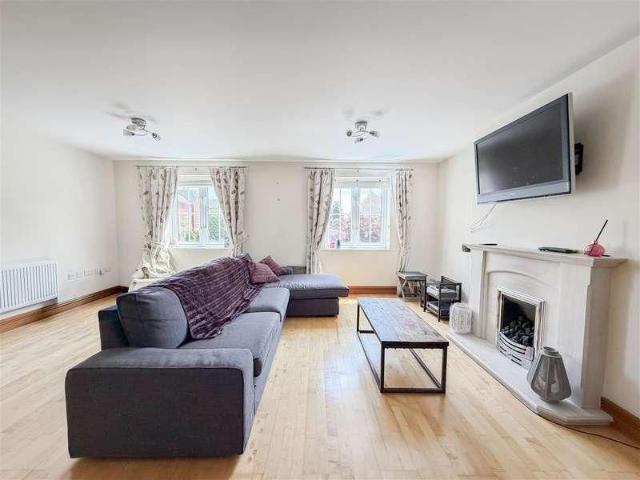 Townhouse for rent in Crumbles, Eastbourne